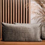 Dekorační povlak na polštář 40x80 cm z velurové tkaniny ocelové barvy s reliéfním vzorem "krokodýlí kůže"