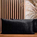 Dekorační povlak na polštář 40x80 cm z černé velurové tkaniny s reliéfním vzorem "krokodýlí kůže"