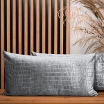Dekorační povlak na polštář 40x80 cm z velurové tkaniny popelavé barvy s reliéfním vzorem "krokodýlí kůže"