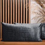 Dekorační povlak na polštář 40x80 cm z velurové tkaniny antracitové barvy s reliéfním vzorem "krokodýlí kůže"