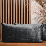 Dekorační povlak na polštář 40x80 cm z tmavě šedé velurové tkaniny s reliéfním vzorem "krokodýlí kůže"