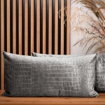 Dekorační povlak na polštář 40x80 cm ze světle šedé velurové tkaniny s reliéfním vzorem "krokodýlí kůže"