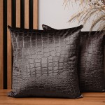 Dekorační povlak na polštář 45x45 cm z hnědé velurové látky s reliéfním vzorem "krokodýlí kůže"