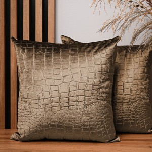 Dekorační povlak na polštářek skořicové barvy 45x45 cm z velurové tkaniny s reliéfním vzorem "krokodýlí kůže"