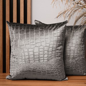 Dekorační povlak na polštář 45x45 cm z šedé velurové tkaniny s reliéfním vzorem "krokodýlí kůže"