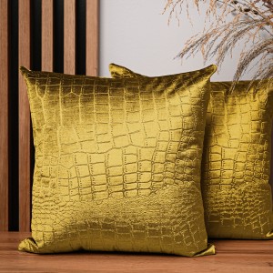 Dekorační povlak na polštář 45x45 cm ze zlaté velurové látky s reliéfním vzorem "krokodýlí kůže"