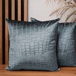 Dekorační povlak na polštář 45x45 cm z šedomodré velurové tkaniny s reliéfním vzorem "krokodýlí kůže"