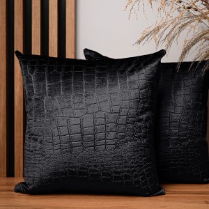 Dekorační povlak na polštář 45x45 cm z černé velurové tkaniny s reliéfním vzorem "krokodýlí kůže"