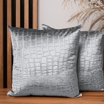 Dekorační povlak na polštář 45x45 cm z velurové látky popelavé barvy s reliéfním vzorem "krokodýlí kůže"