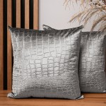 Dekorační povlak na polštář 45x45 cm ze světle šedé velurové tkaniny s reliéfním vzorem "krokodýlí kůže"