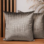 Dekorační povlak na polštář 45x45 cm z velurové tkaniny ocelové barvy s reliéfním vzorem "krokodýlí kůže"