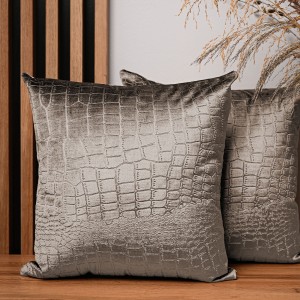 Dekorační povlak na polštář 45x45 cm z velurové tkaniny ocelové barvy s reliéfním vzorem "krokodýlí kůže"