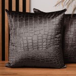 Dekorační povlak na polštář 50x50 cm z hnědé velurové tkaniny s reliéfním vzorem "krokodýlí kůže"