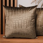Dekorační povlak na polštář 50x50 cm z velurové tkaniny skořicové barvy s reliéfním vzorem "krokodýlí kůže"