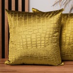 Dekorační povlak na polštář 50x50 cm ze zlaté velurové látky s reliéfním vzorem "krokodýlí kůže"