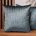 Dekorační povlak na polštář 50x50 cm z šedomodré velurové tkaniny s reliéfním vzorem "krokodýlí kůže"