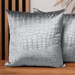 Dekorační povlak na polštář 50x50 cm z velurové tkaniny popelavé barvy s reliéfním vzorem "krokodýlí kůže"