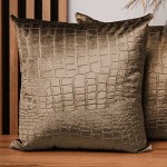 Dekorační povlak na polštář 55x55 cm z velurové tkaniny skořicové barvy s reliéfním vzorem "krokodýlí kůže"
