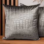 Dekorační povlak na polštář 55x55 cm z šedé velurové látky s reliéfním vzorem "krokodýlí kůže"