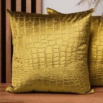 Dekorační povlak na polštář 55x55 cm ze zlaté velurové látky s reliéfním vzorem "krokodýlí kůže"