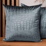 Dekorační povlak na polštář 55x55 cm z šedomodré velurové tkaniny s reliéfním vzorem "krokodýlí kůže"