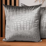 Dekorační povlak na polštář 55x55 cm ze světle šedé velurové tkaniny s reliéfním vzorem "krokodýlí kůže"