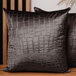 Dekorační povlak na polštář 60x60 cm z hnědé velurové tkaniny s reliéfním vzorem "krokodýlí kůže"