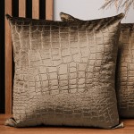 Dekorační povlak na polštář v barvě skořice 60x60 cm z velurové tkaniny s reliéfním vzorem "krokodýlí kůže"