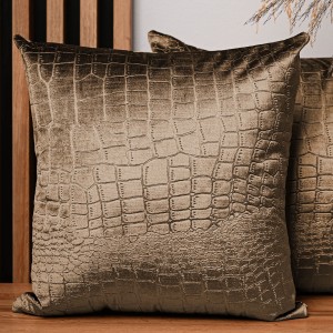 Dekorační povlak na polštář v barvě skořice 60x60 cm z velurové tkaniny s reliéfním vzorem "krokodýlí kůže"