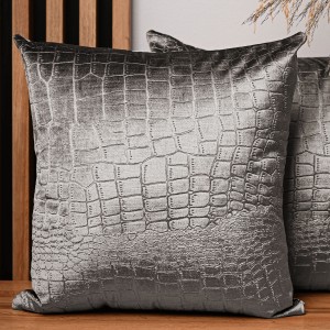 Dekorační povlak na polštář 60x60 cm z šedé velurové tkaniny s reliéfním vzorem "krokodýlí kůže"
