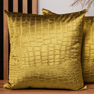 Dekorační povlak na polštář 60x60 cm ze zlaté velurové látky s reliéfním vzorem "krokodýlí kůže"