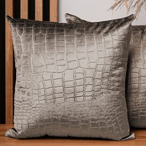Dekorační povlak na polštář 60x60 cm z velurové tkaniny ocelové barvy s reliéfním vzorem "krokodýlí kůže"