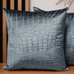 Dekorační povlak na polštář 60x60 cm z šedomodré velurové tkaniny s reliéfním vzorem "krokodýlí kůže"