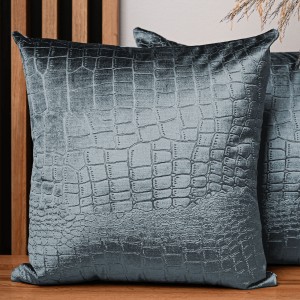 Dekorační povlak na polštář 60x60 cm z šedomodré velurové tkaniny s reliéfním vzorem "krokodýlí kůže"