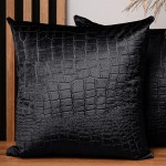 Dekorační povlak na polštář 60x60 cm z černé velurové tkaniny s reliéfním vzorem "krokodýlí kůže"