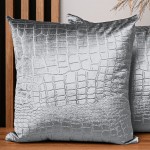 Dekorační povlak na polštář 60x60 cm z velurové tkaniny popelavé barvy s reliéfním vzorem "krokodýlí kůže"