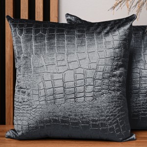 Dekorační povlak na polštář 60x60 cm z antracitové velurové tkaniny s reliéfním vzorem "krokodýlí kůže"