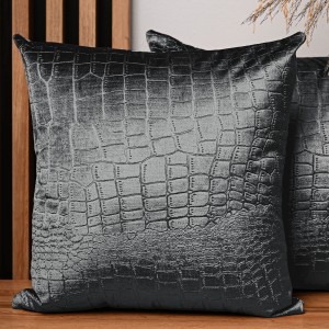 Dekorační povlak na polštář 60x60 cm z tmavě šedé velurové tkaniny s reliéfním vzorem "krokodýlí kůže"