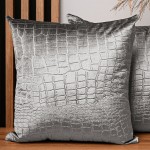 Dekorační povlak na polštář 60x60 cm ze světle šedé velurové tkaniny s reliéfním vzorem "krokodýlí kůže"
