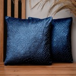 Dekorační povlak na polštář 35x35 cm z modré velurové látky s texturou „kapek“