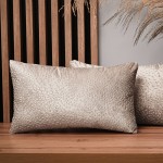 Dekorační povlak na polštář 30x50 cm z béžové velurové tkaniny s texturou „kapek“
