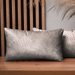 Dekorační povlak na polštář 30x50 cm z velurové tkaniny ocelové barvy s texturou „kapek“