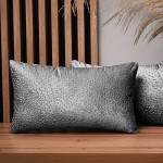 Dekorační povlak na polštář 30x50 cm z šedé velurové tkaniny s texturou „kapek“