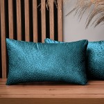 Dekorační povlak na polštář 30x50 cm z tyrkysové velurové látky s texturou „kapek“