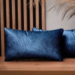 Dekorační povlak na polštář 30x50 cm z modré velurové látky s texturou „kapek“