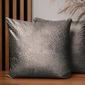 Dekorační povlak na polštář 45x45 cm z velurové tkaniny ocelové barvy se strukturou "kapek"