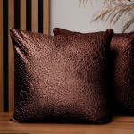 Dekorační povlak na polštář 45x45 cm z červenohnědé velurové tkaniny s texturou "kapek"