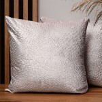 Dekorační povlak na polštář 50x50 cm z pudrově růžové velurové látky s texturou "kapek"