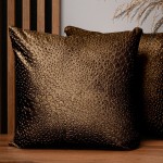Dekorační povlak na polštář 50x50 cm z velurové tkaniny karamelové barvy s texturou "kapek"