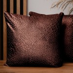 Dekorační povlak na polštář 50x50 cm z červenohnědé velurové tkaniny s texturou "kapek"